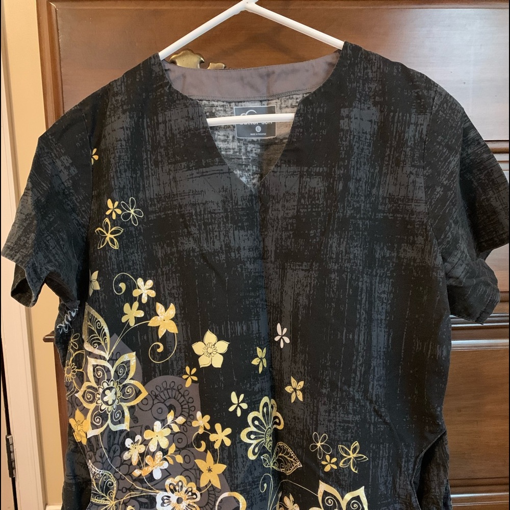 Size large scrub top in excellent condition!